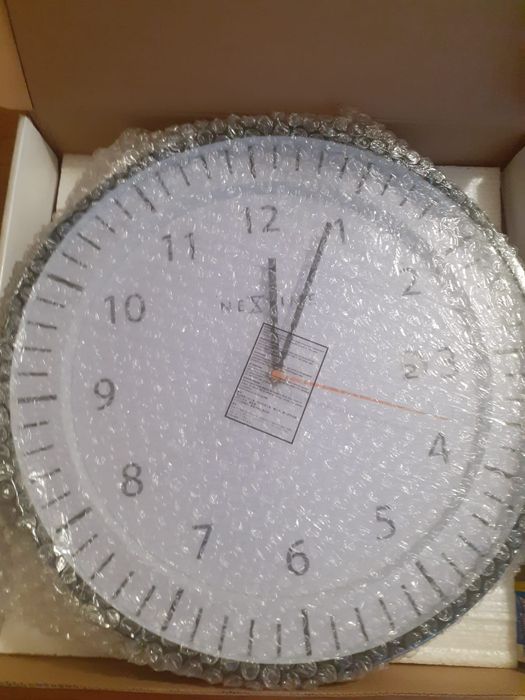 Ceas de perete Nextime, diametrul 35 cm, cu data, nou, in cutie.