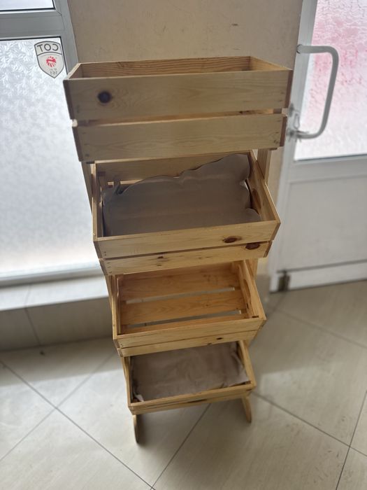 Стелажи дървени за магазин