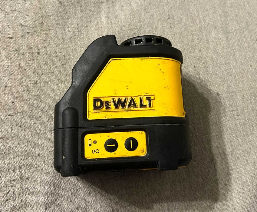 Nivela laser DeWalt DW088 cu 2 linii rosii si autonivelare cu precizie