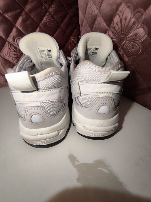 Adidasi New Balance 827