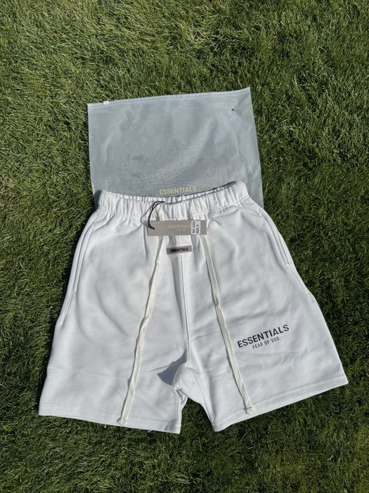 Pantaloni scurti ESSENTIALS  / PREMIUM 2025