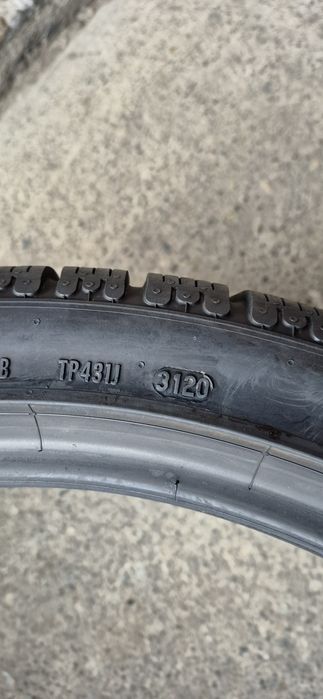 2 anvelope iarna Pirelli 315/30/21.Pretul este pe bucata