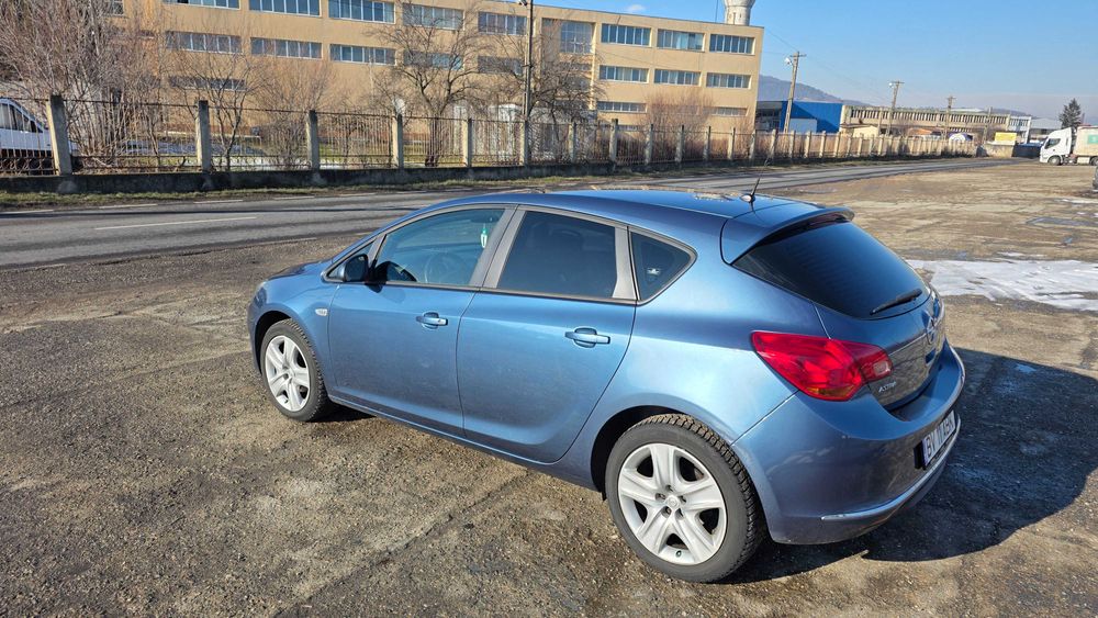 Vând Opel Astra J motor 1.4 140cp