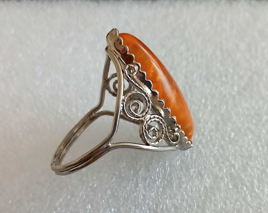 Дамски пръстен с кехлибар