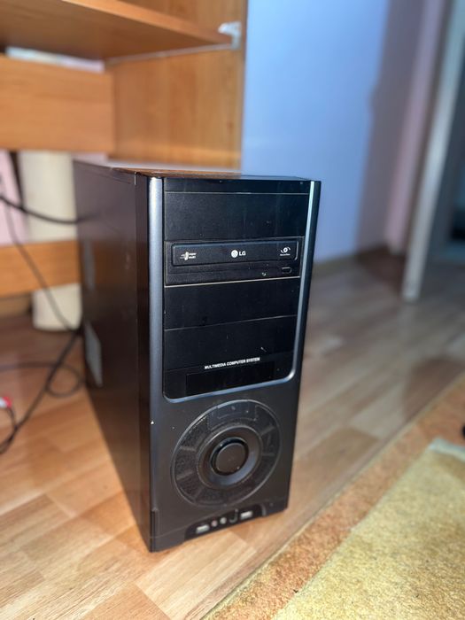 Компютър-пълен комплект готов за ползване +бюро