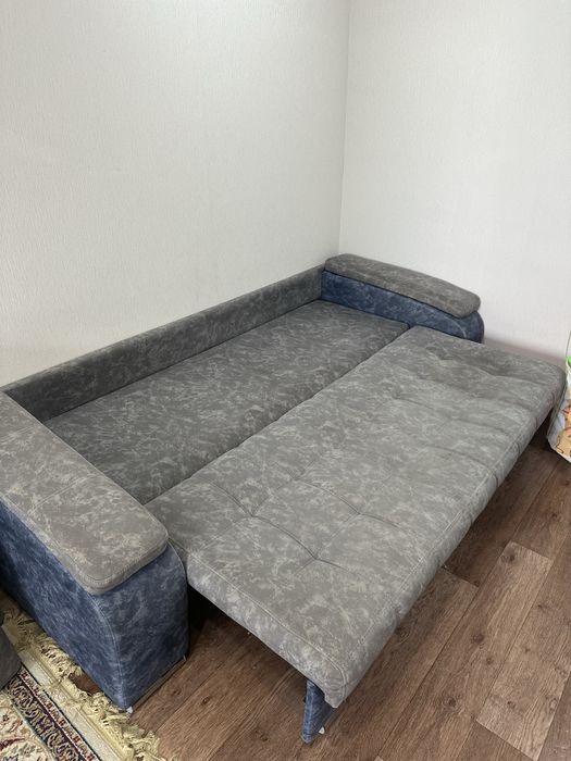 Диван с металическим каркасом