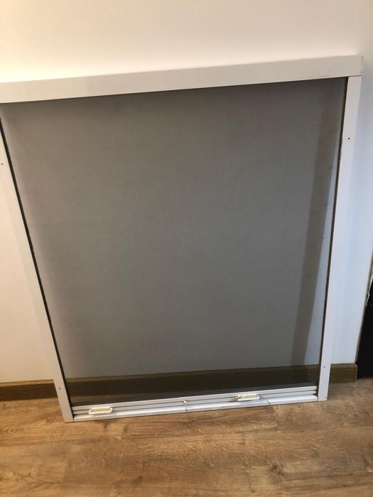 Plase tantari tip RULOU, ALB, retractabila Schuko