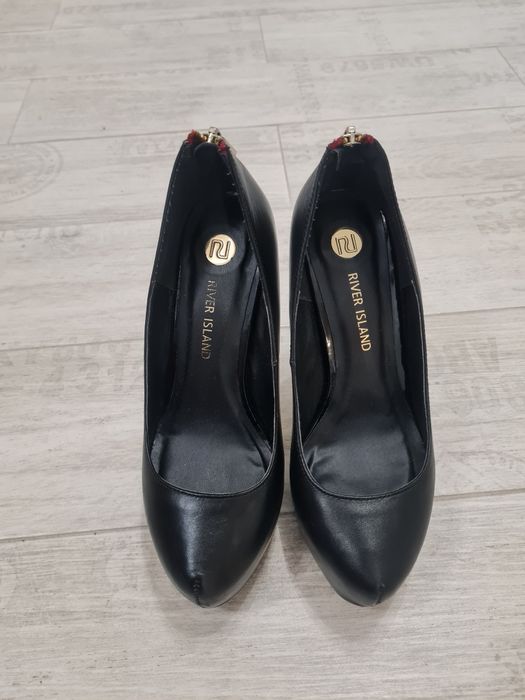 Обувки, закупени от Англия