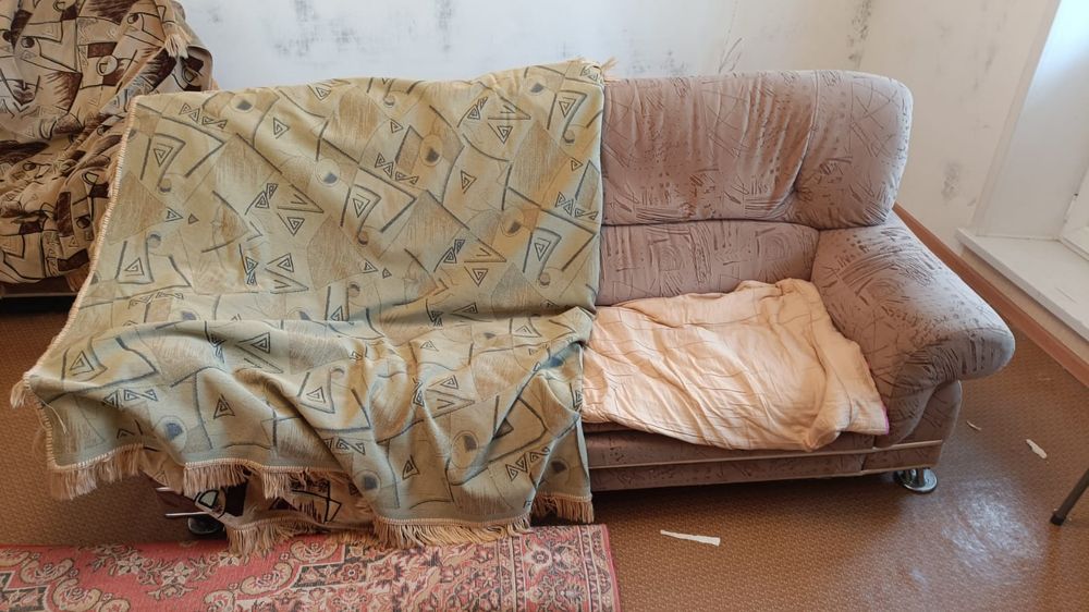 Мебель  для зала отдам даром