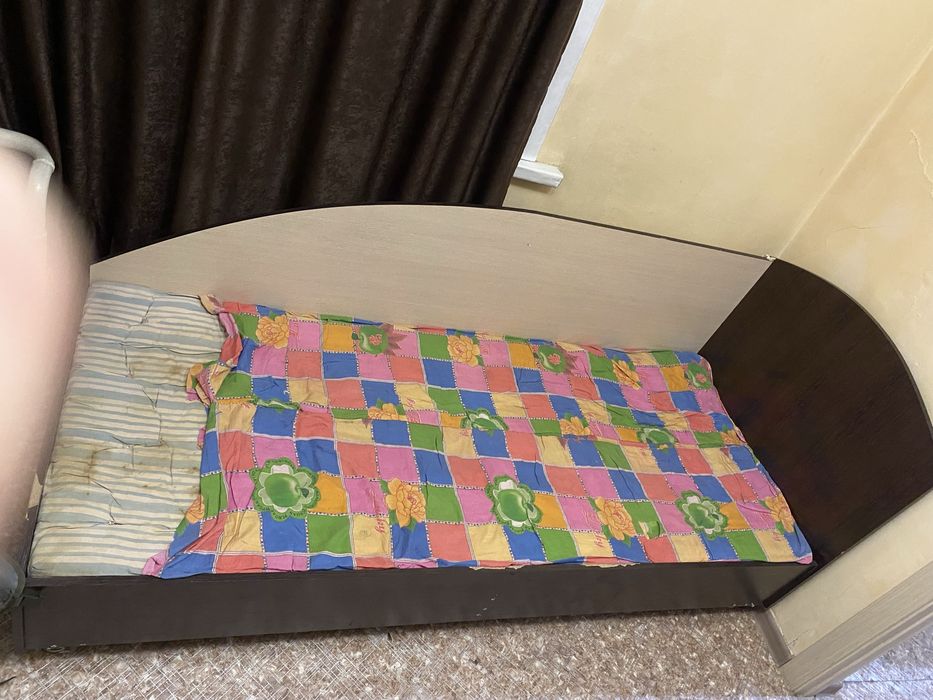 продам двери,кровать,люстру,шкаф