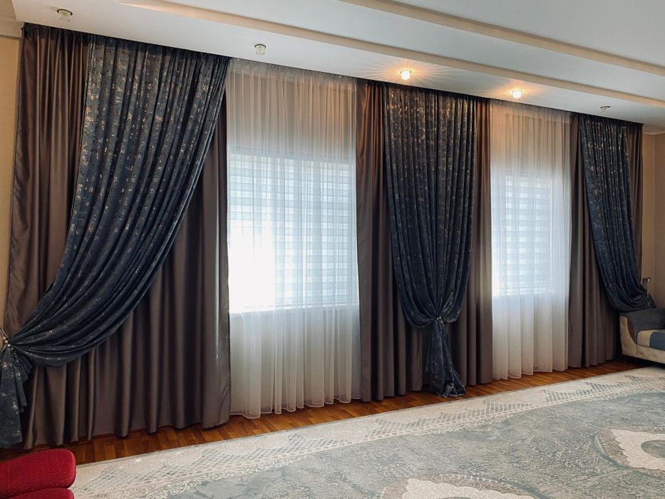 Кілем, шкаф, стол ,