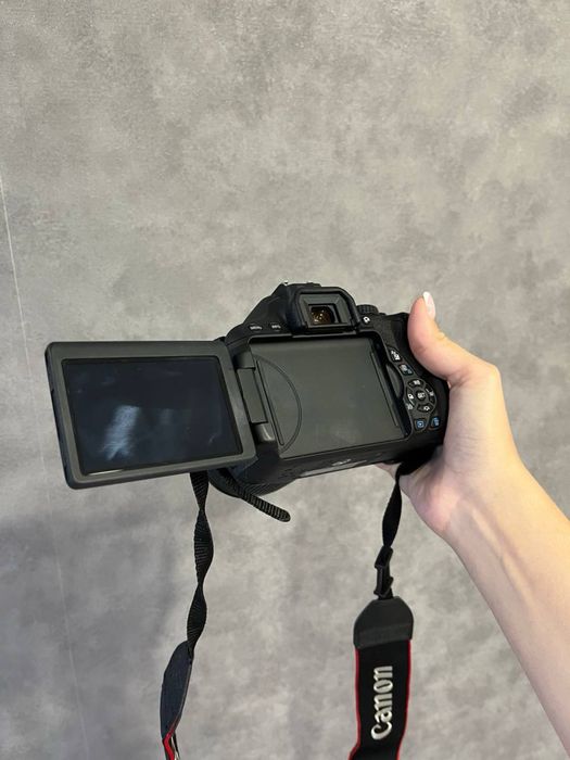 Продам Canon EOS 650D