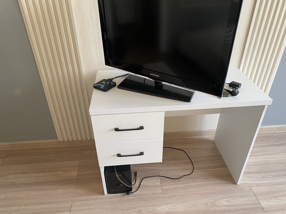 Продам телевизор и стол