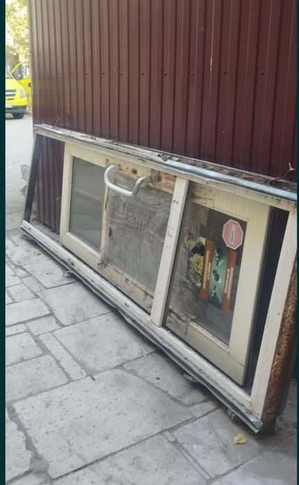 Продам пластиковую дверь