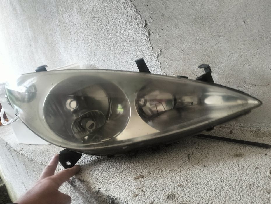 Фар пежо    25 лв десен