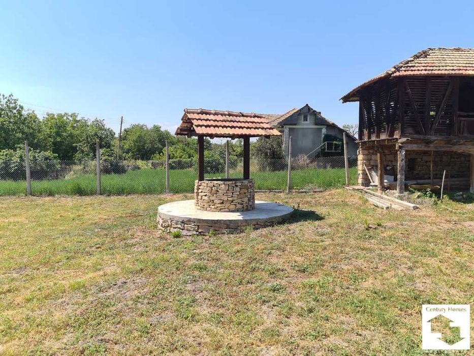 145332 Частично реновирана къща с голям двор, стопански постройки и кладенец в с. Страхилово