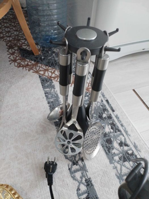 Ковёр, мантоварка, приборы для еды