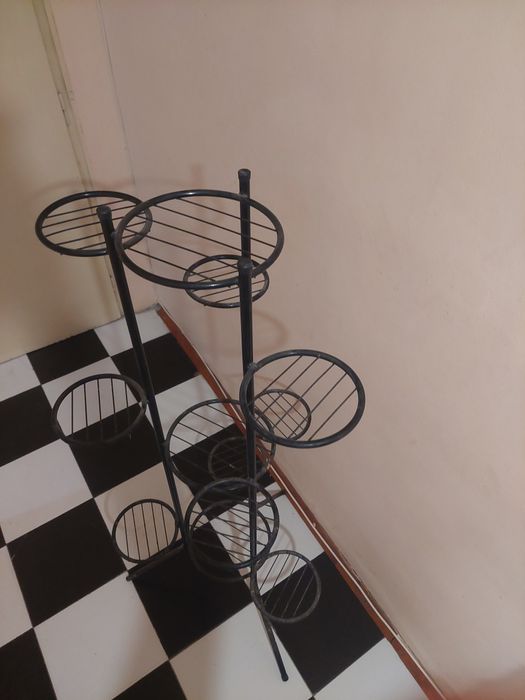 Продавам Етажерка за цветя