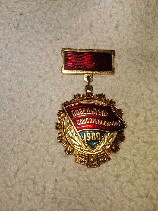 Значки советские в отличном состоянии.