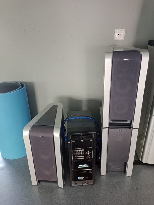 Колонки -музыкальный центр с саббуфером.