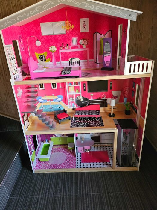 Дървена къща за кукли с обзавеждане и асансьор