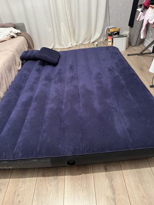 Надувной матрас с насосом и подушками