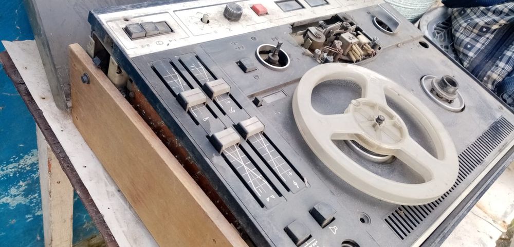 Продаю магнитофон 90 х