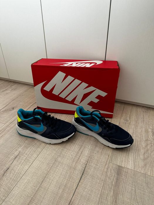 Vând adidași Nike