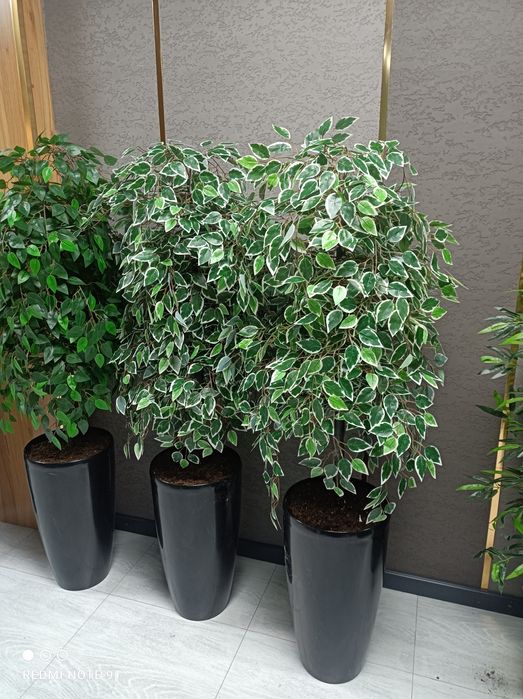 Перечисленные искусственный цветы и деревья