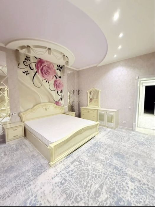 Квартира сотилади 97 кв метр 3 хона 2 этаж жихозлари билан