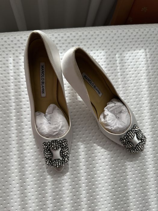 Белые туфли с камнями