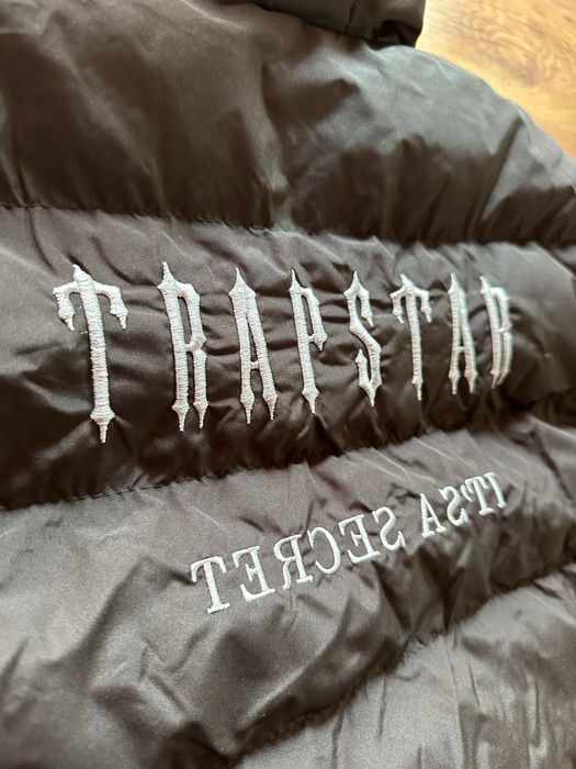 Мъжко,зимно яке TRAPSTAR в черно,с бродирани надписи навсякъде,и на гърба,и отпред