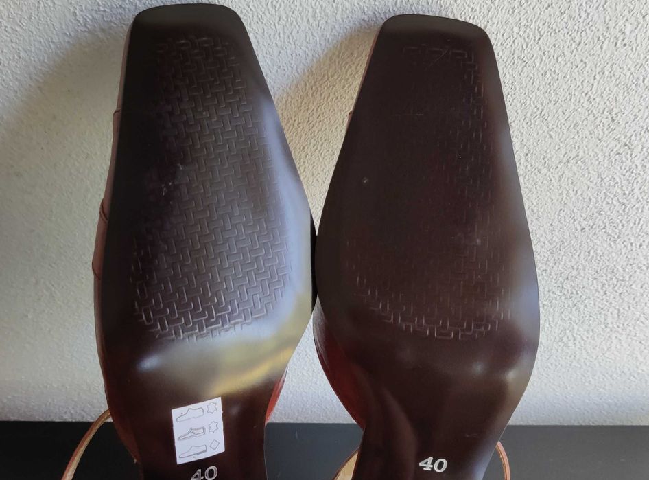 vand pantofi piele naturala interior + exterior  numarul 39,5 - 40 cu toc 5 cm, eleganti, NOI