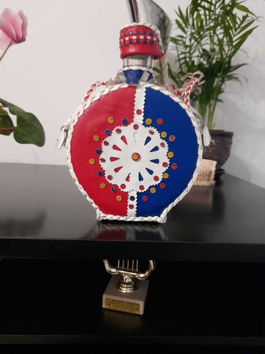 Красива стъклена бутилка, бъклица с фолклорни мотиви период Югославия