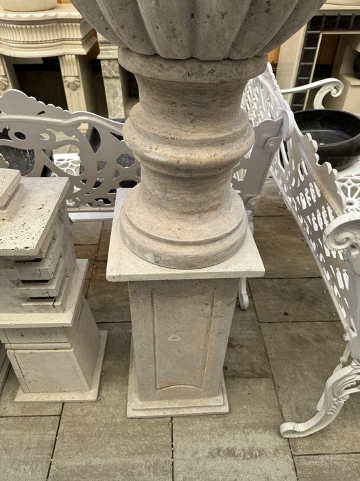 Postament cu jardiniera travertin