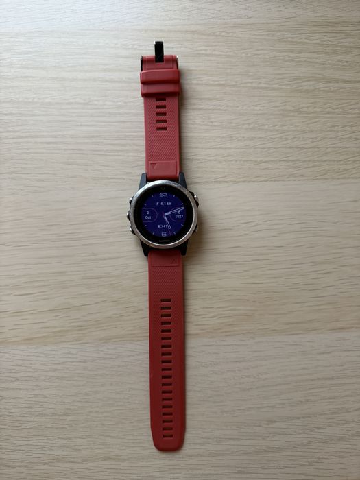 Ceas Garmin FENIX 5s cu curea de cauciuc rosie.