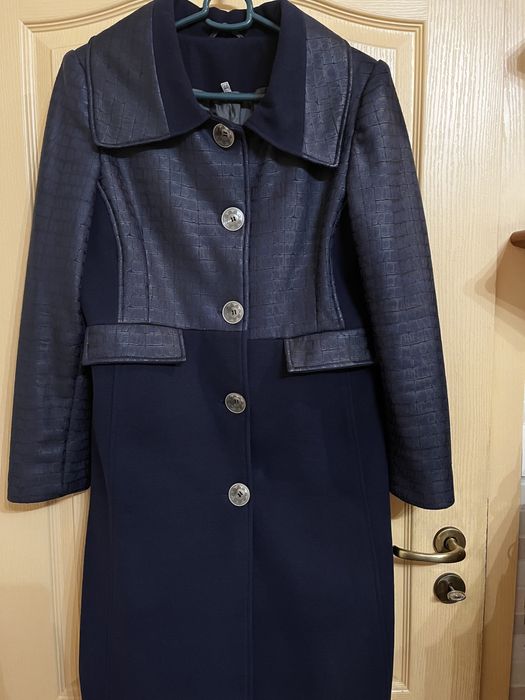 Тъмно синьо българско палто един път обличано