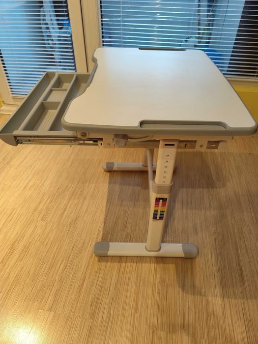 Продавам детско ергономично бюро