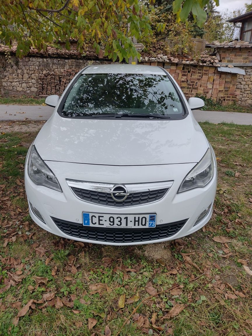 Опел Астра J , 1.7 дизел с. Арбанаси • OLX.bg