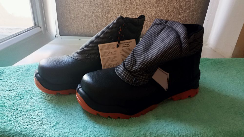 Продам:Недорого: Спец ботинки Новые