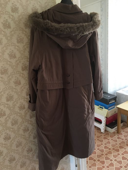 Пуховик и плащ женский