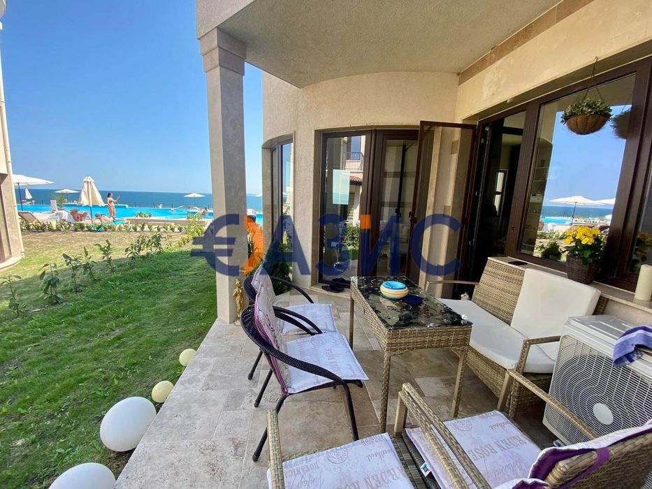 Двуетажна градска къща на първа линия море с невероятна гледка в