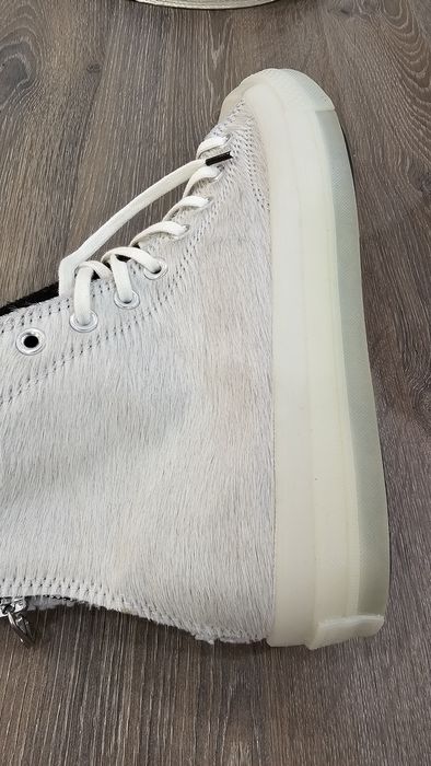 Converse noi cu eticheta