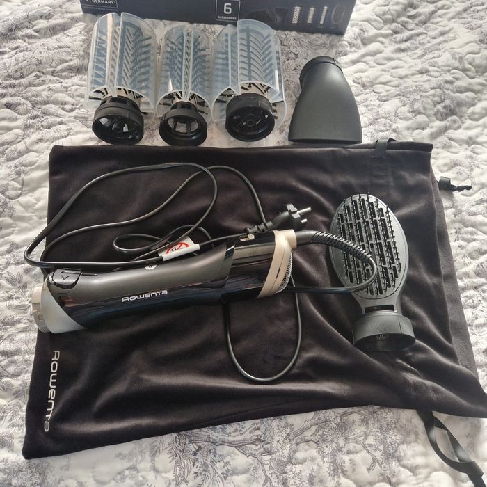 Електрическа четка за коса Rowenta - Brush Activ Renewal, 1000W
Красива коса и увеличаване на обема – всичко това в дланта на ръката ви! Новата