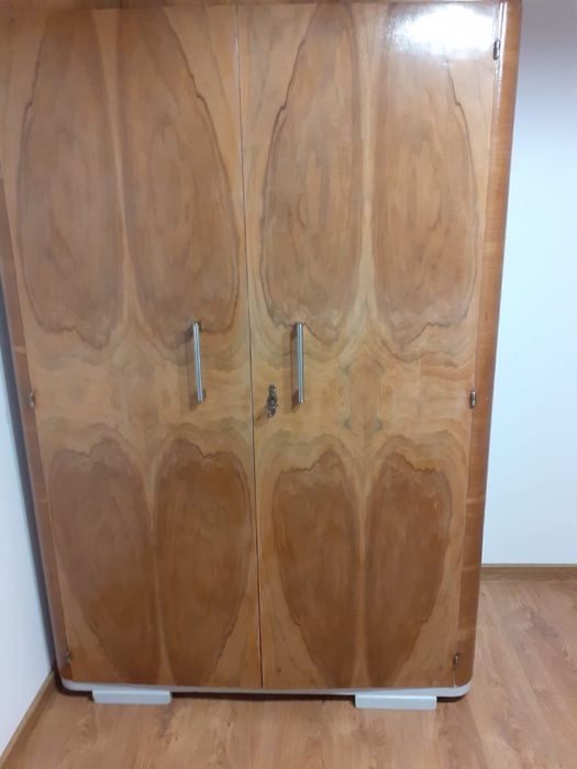 Vand  mobila din lemn masiv: dulap de haine, vitrina, masa extensibila