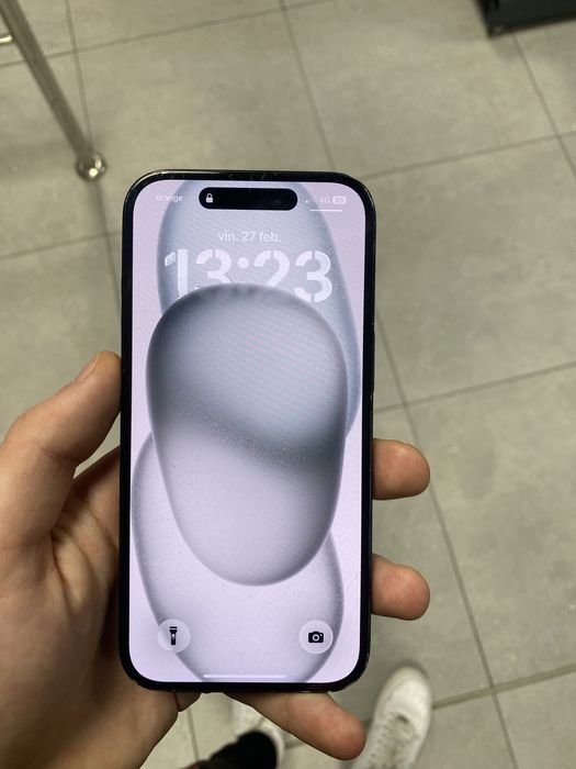 Vand iPhone 15 folosit