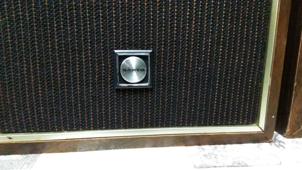 Винтажные колонки Sanyo.