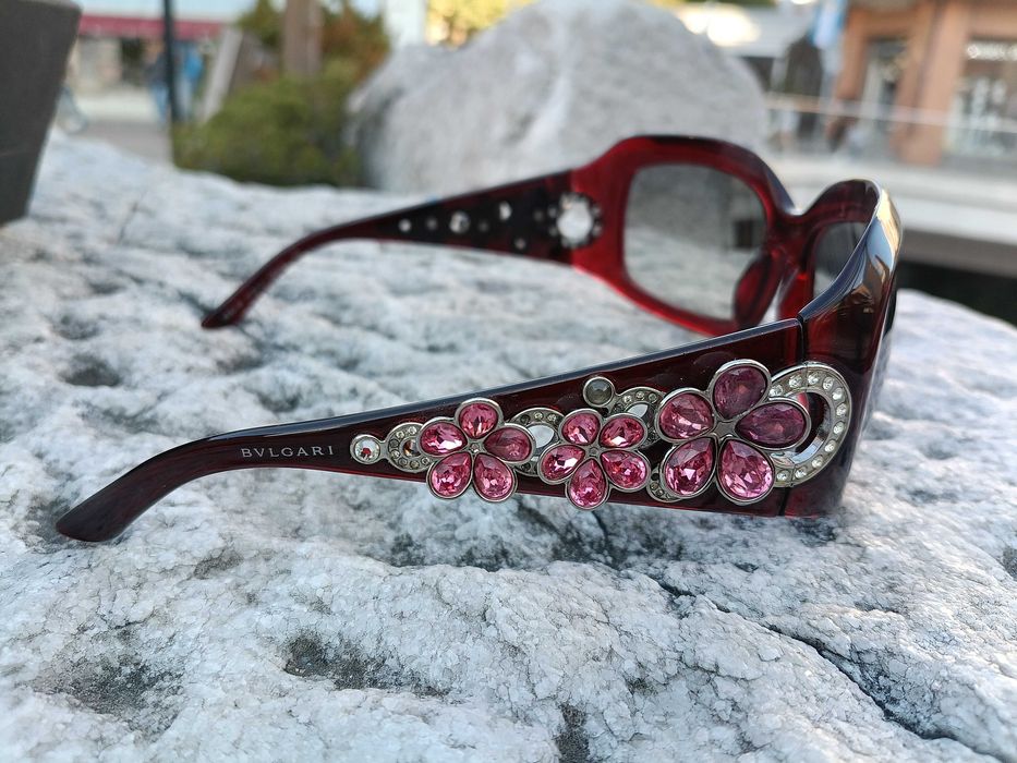 Bvlgari, серия  "Flower"  в цвят бордо. Дръжките са богато украсени с цветя, инкрустирани с розови кристали Swarovski