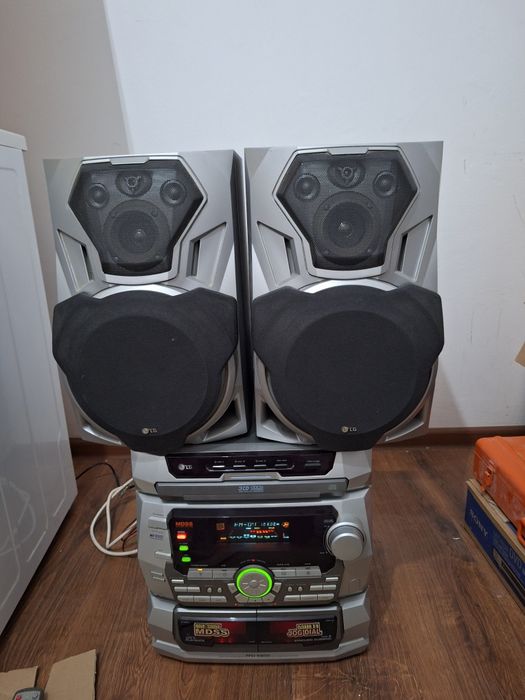 Vând combina muzicala LG +2boxe+telecomanda