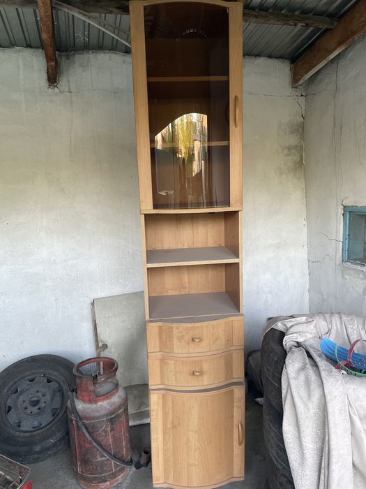 продам стол с пеналом и комодом